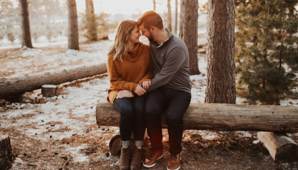 Fall engagement photo outfit ideas